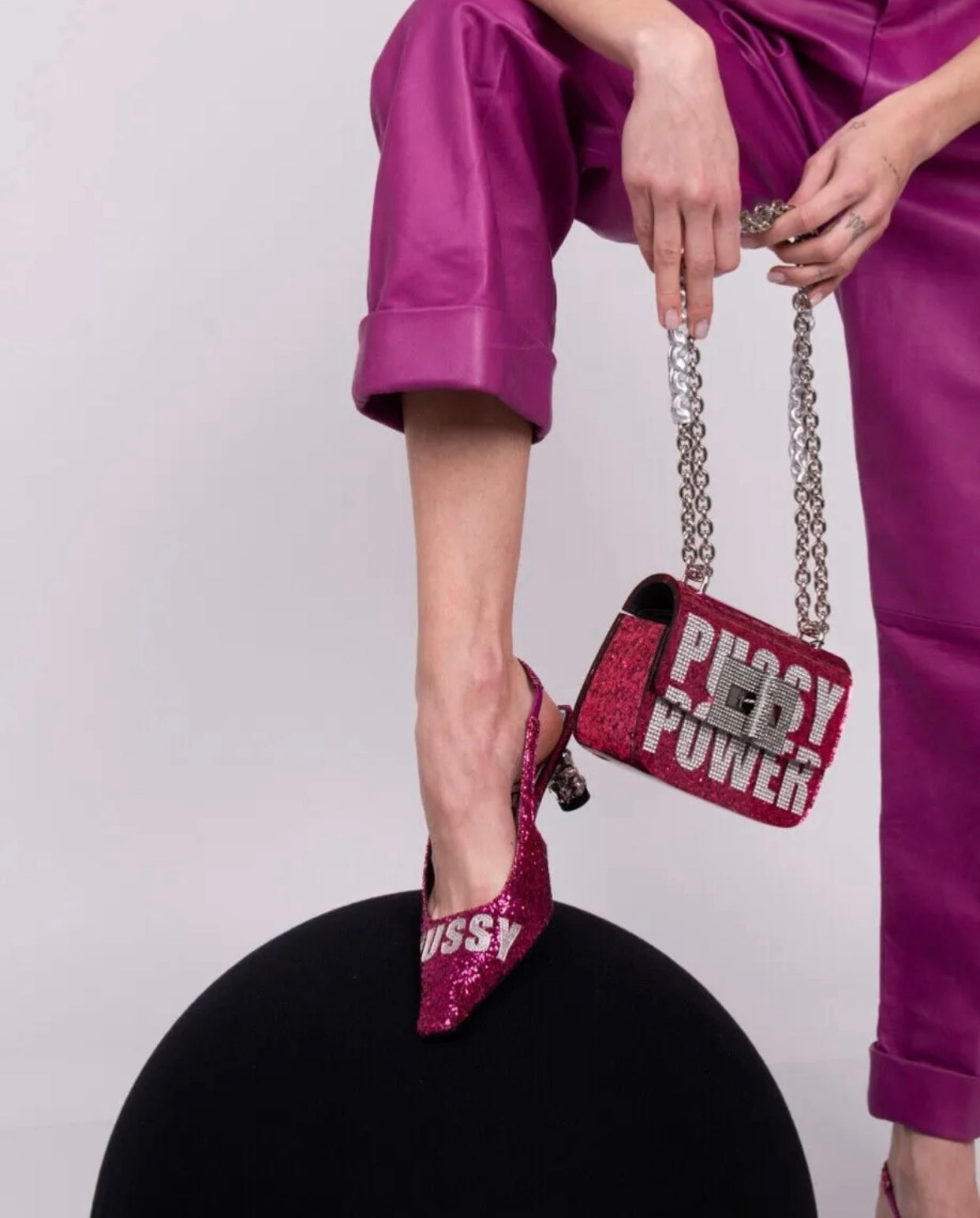 $15500 TOM FORD Limited Edition, Very Rare Collectible Glitter Shoulder Bag Rhinestones Slogan Chain Strap Turnlock.