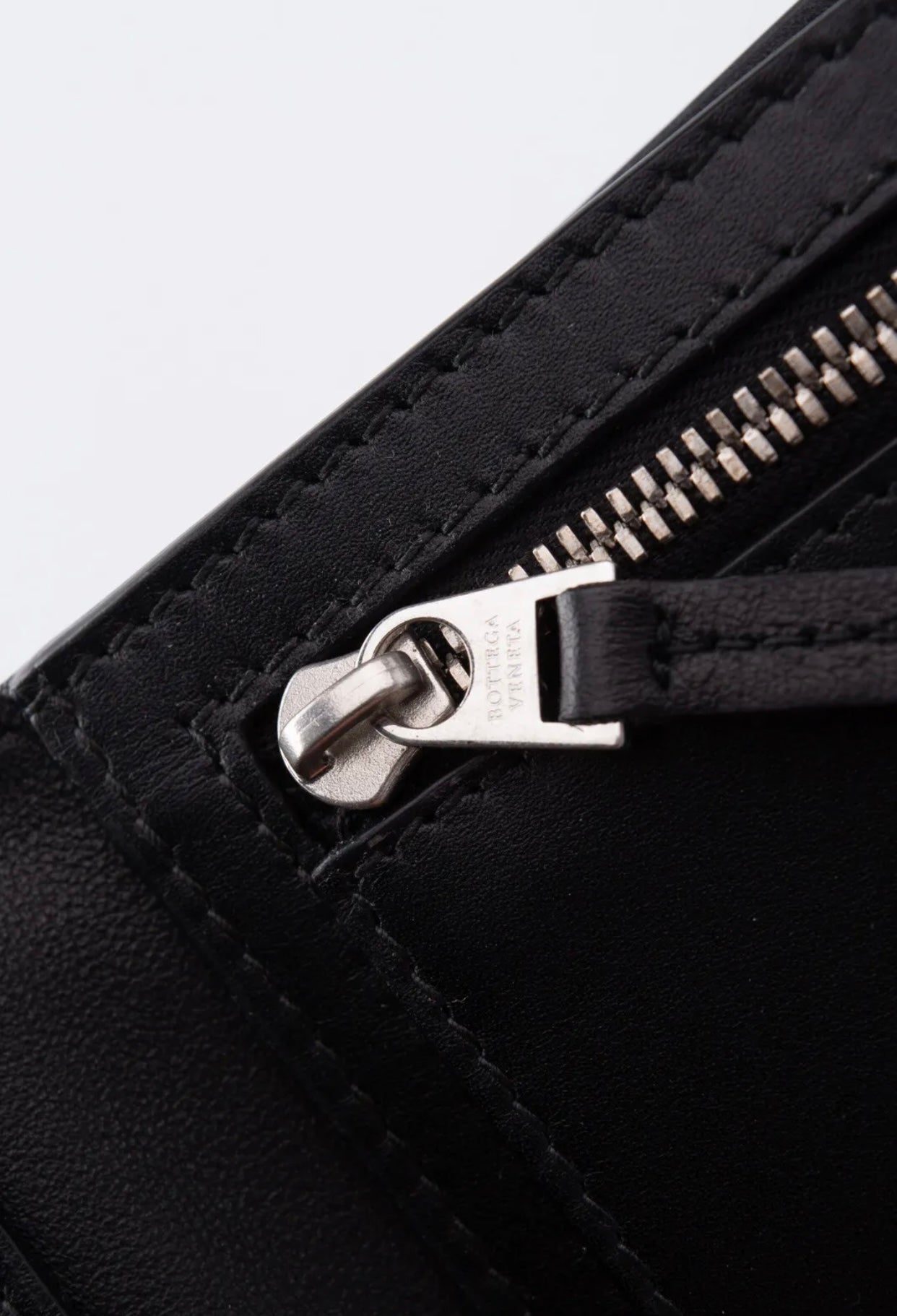 $650 BOTTEGA VENETA Leather Bifold Wallet Black Card Pockets Made in Italy