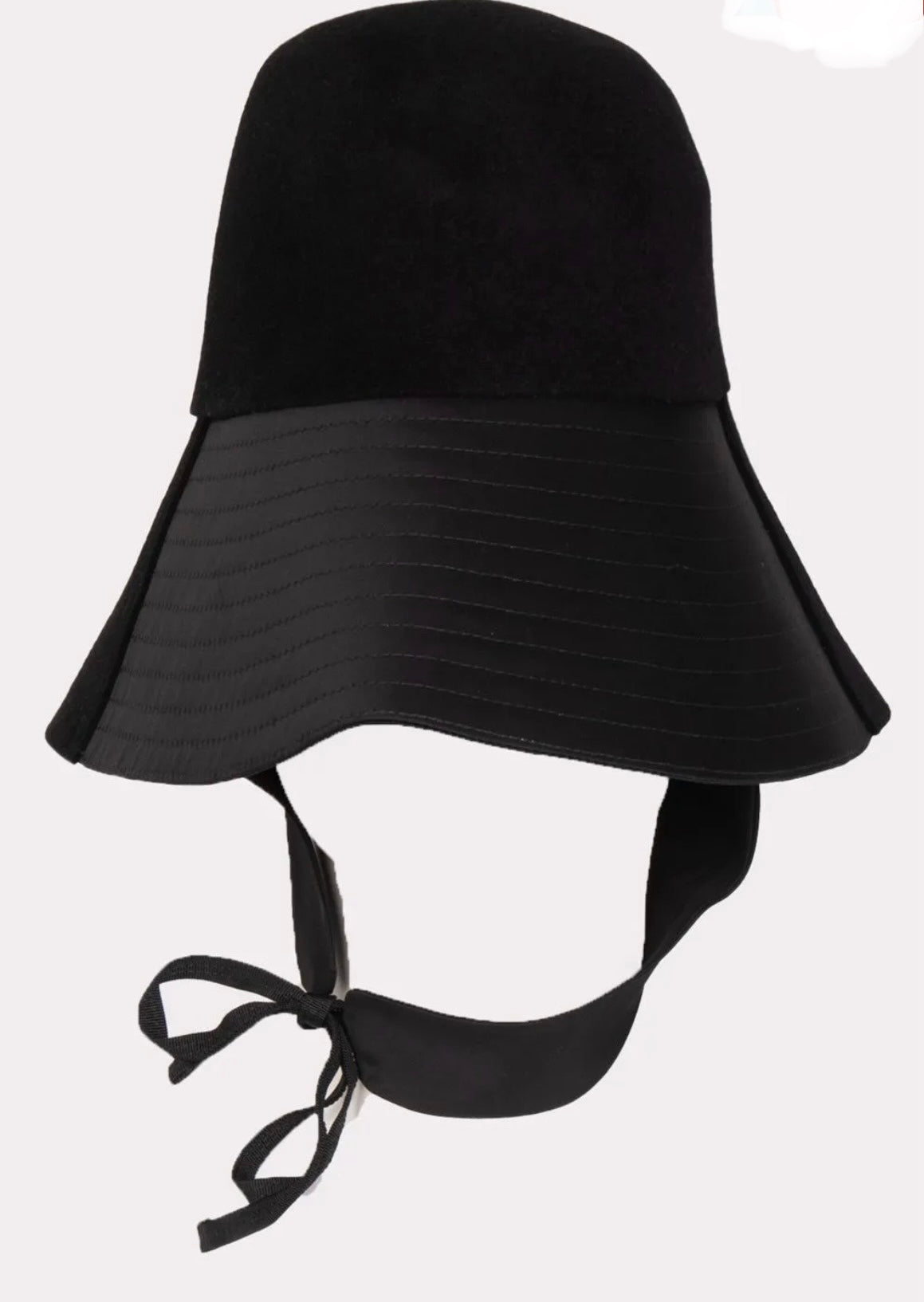 $945 VALENTINO GARAVANI Bucket Hat Size M Contrast Felt Chin Strap Wide Brim